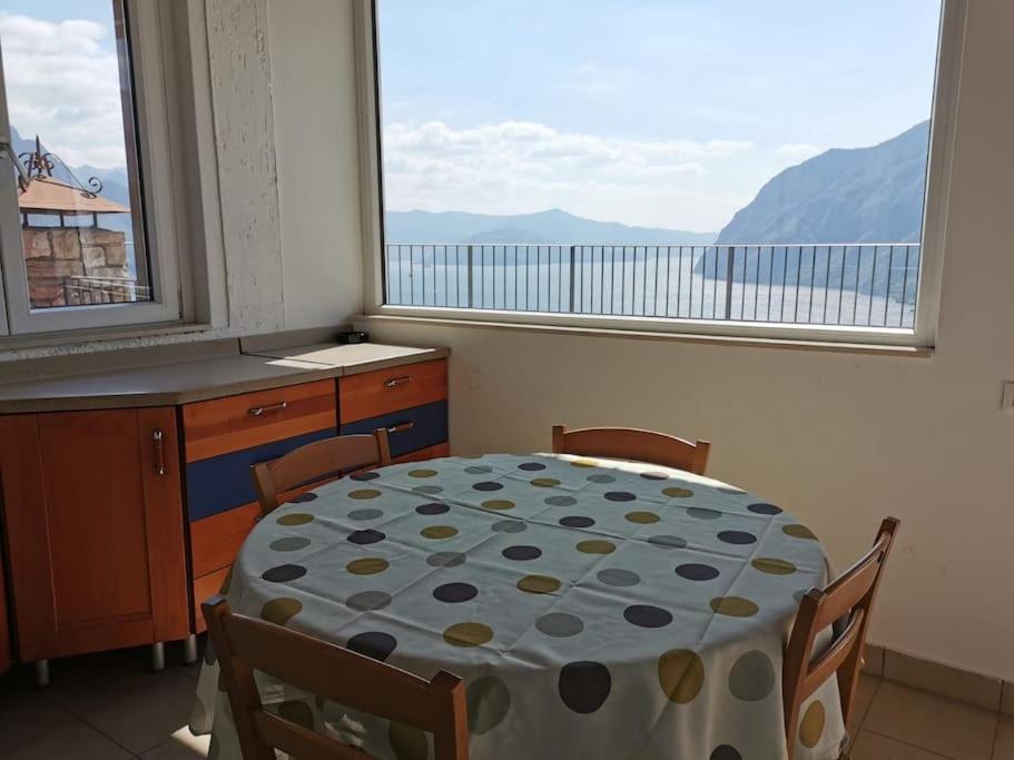 Patricia'S Apartment Riva di Solto Buitenkant foto